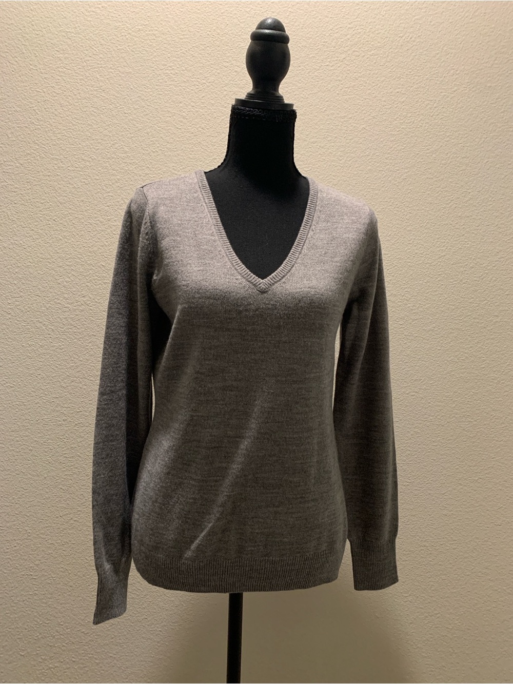 New York & Company Women's Gray V-Neck Sweater (Size S)